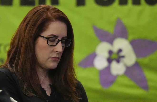 Foto de Columbine High School de sobrevivido a Anne Holihallter, el 19 de abril, las paradas faltantes en Denver en Denver, dejando el 25 aniversario del tiroteo masivo.