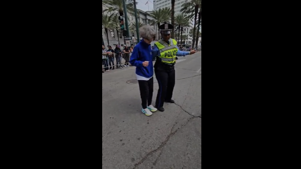 New Orleans officers dance to 'Cha Cha Slide' on the parade route - Vimarsana News