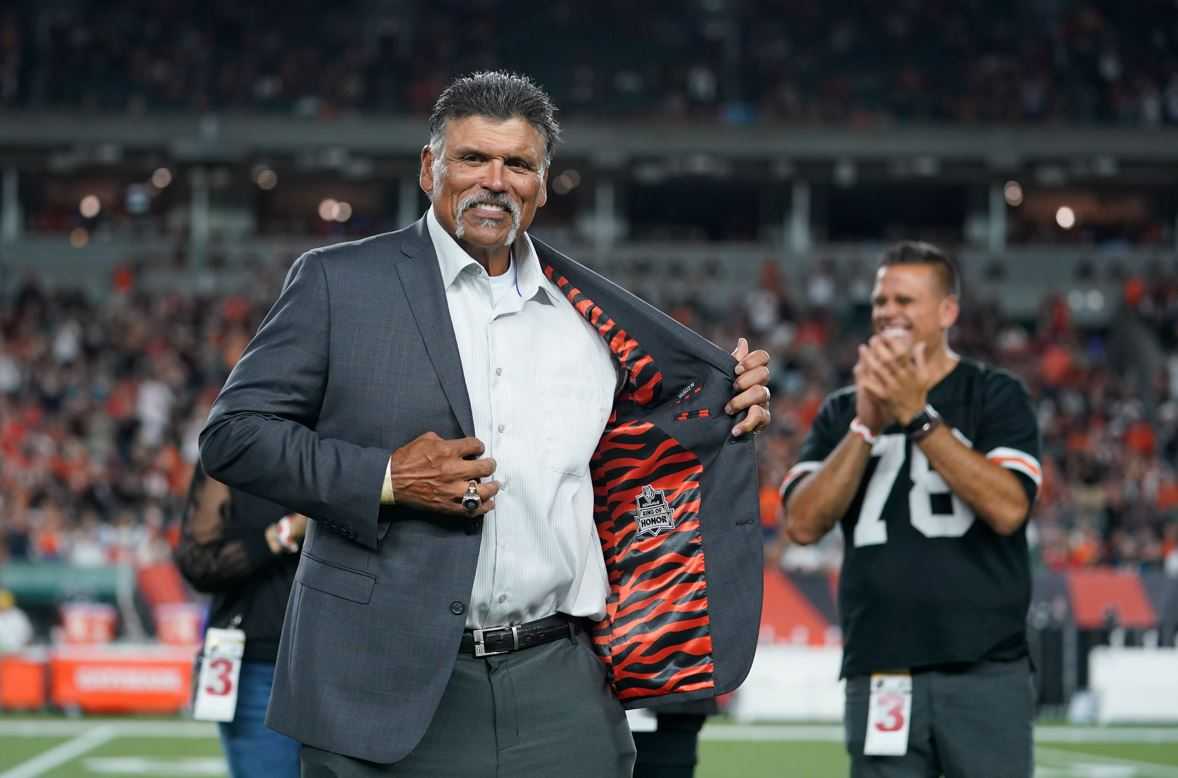 Bengals' Anthony Muñoz to sign autographs ahead of AFC