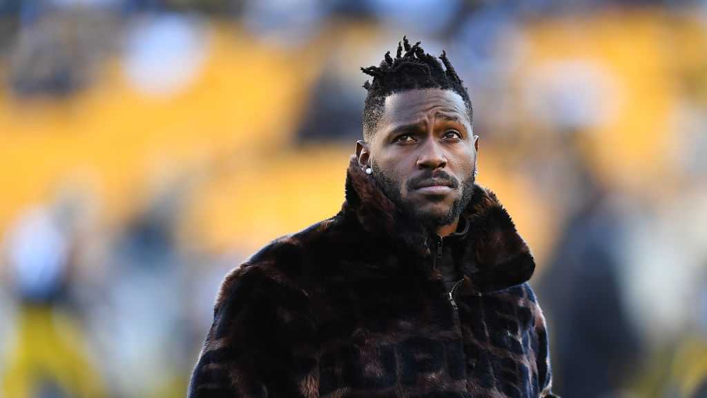 Antonio Brown Accused Of Using Fake Vaccination Cards –