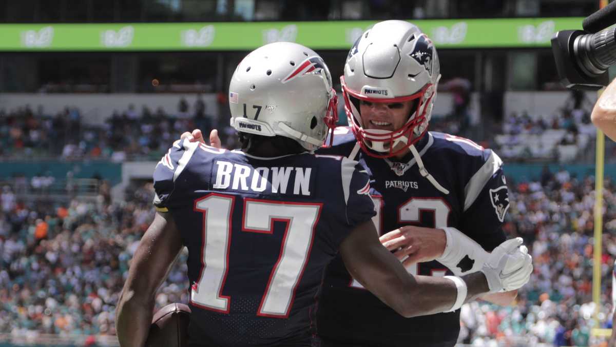 Does Tom Brady want to bring Antonio Brown with him?