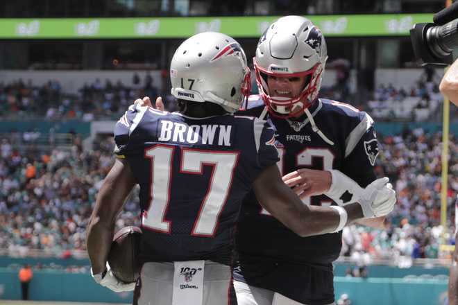 Brown walks away from Bucs; Brady rallies team past Jets