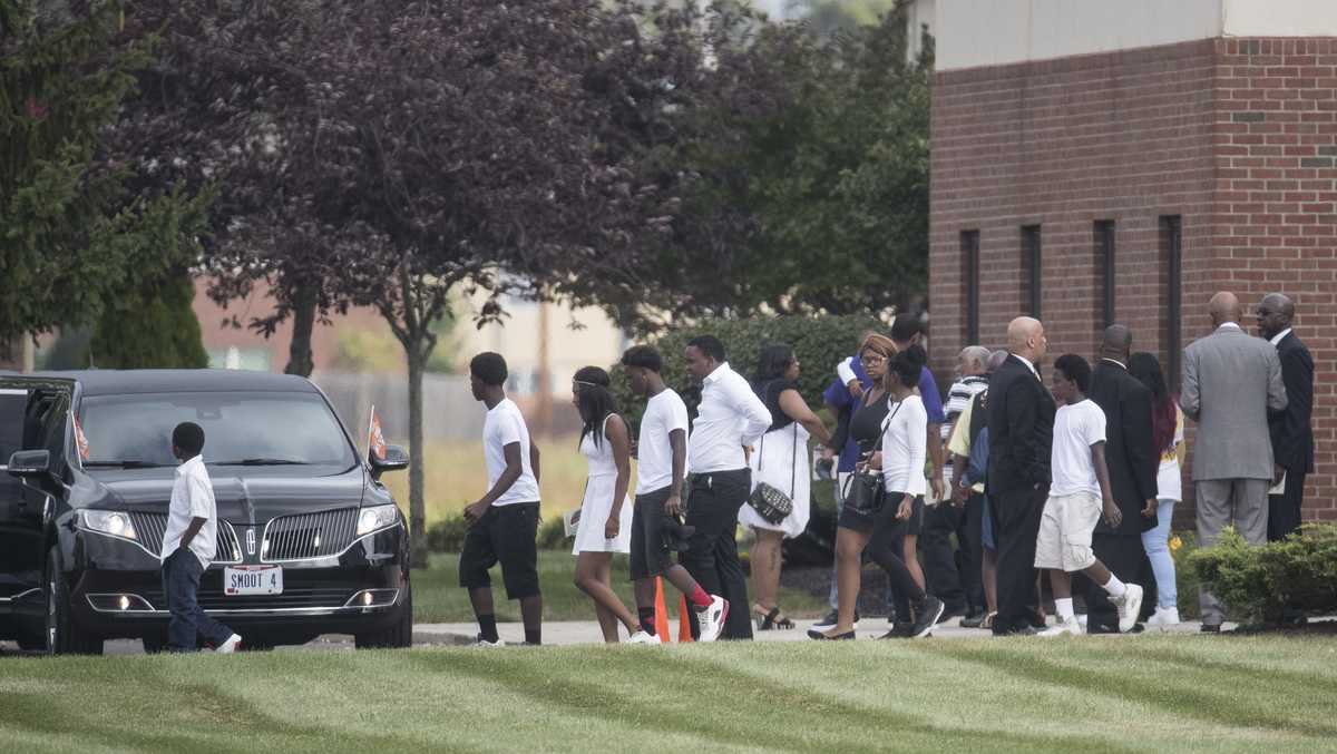 Hundreds at funeral for Ohio boy, 13, fatally shot by police