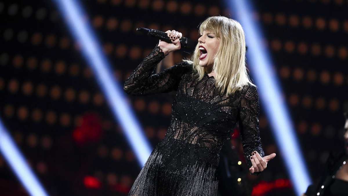 Judge Dismisses Djs Case Against Taylor Swift In Groping Trial