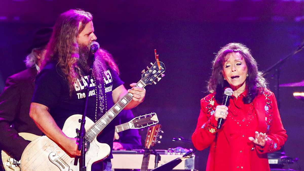 Loretta Lynn Remains Hospitalized After Stroke 5535