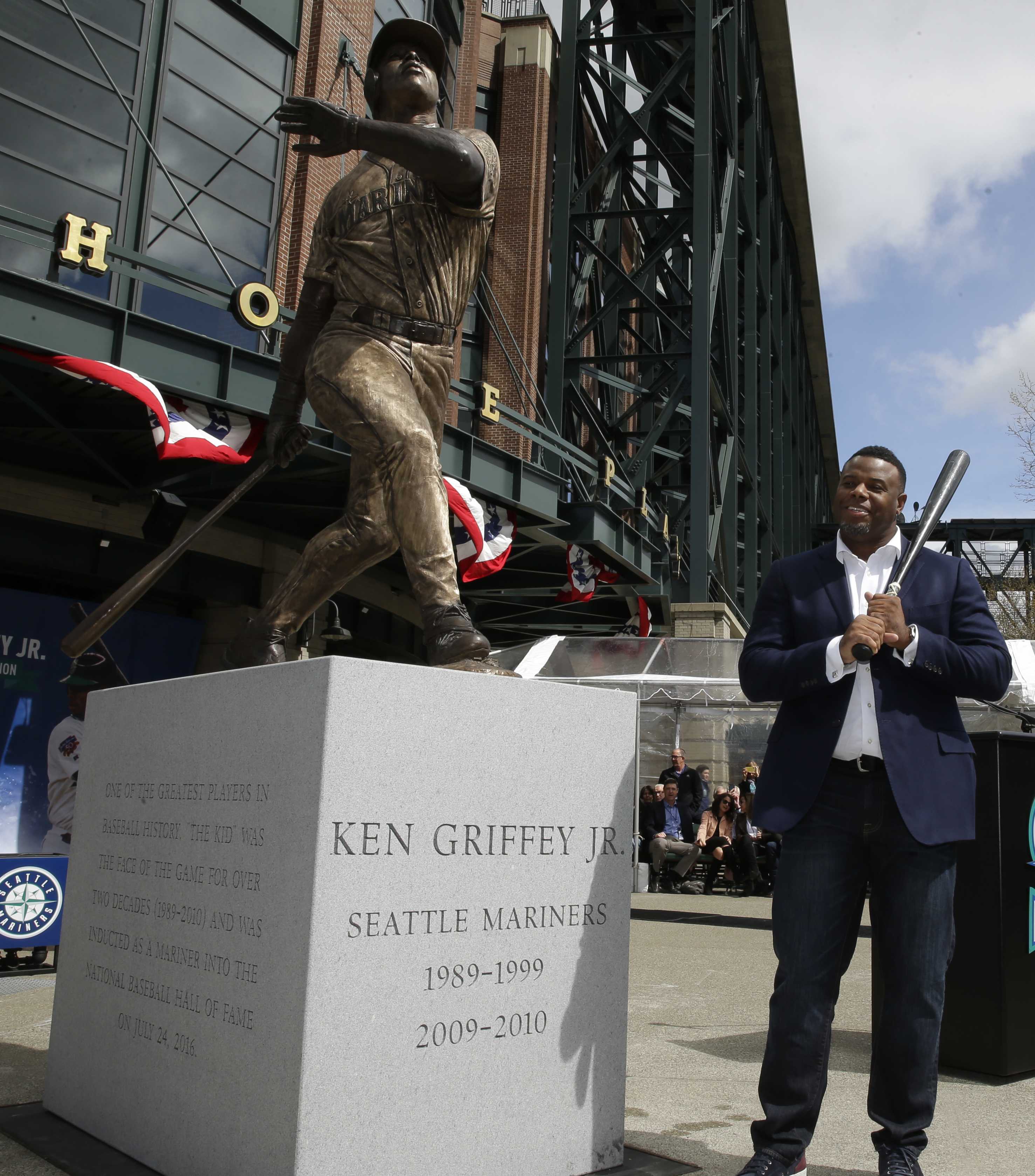 Mariners unveil statue for Dave Niehaus