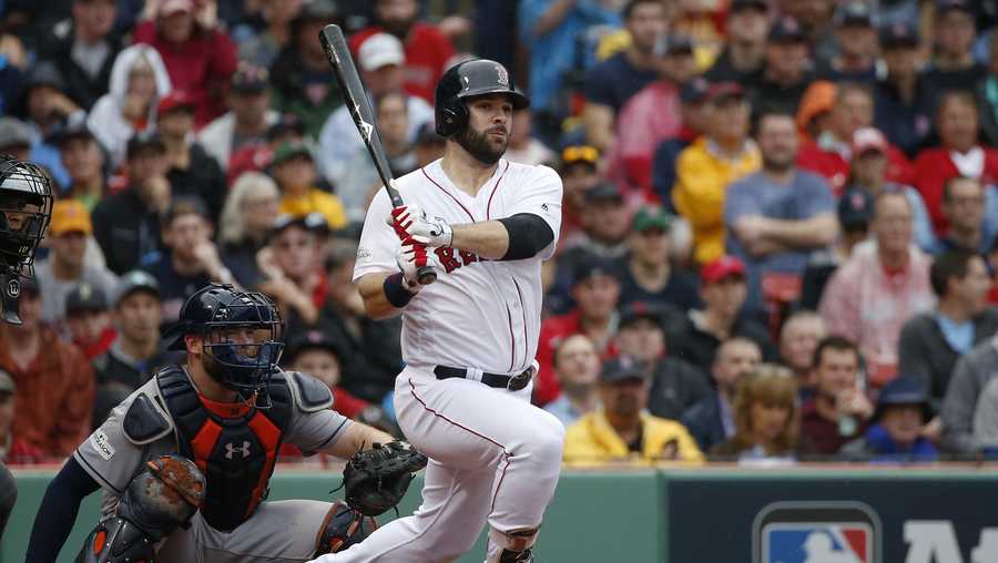 Boston Red Sox sign free agent first baseman Mitch Moreland