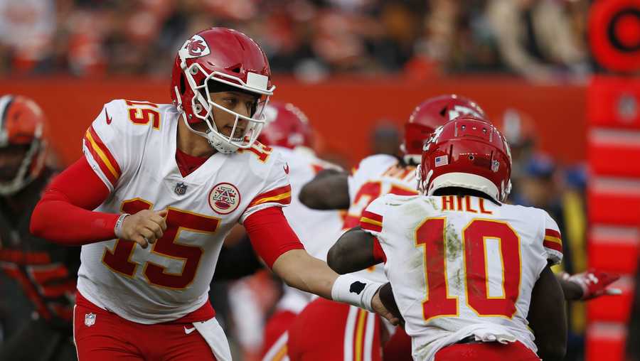 Kansas City Chiefs quarterback Patrick Mahomes (15) hands off to