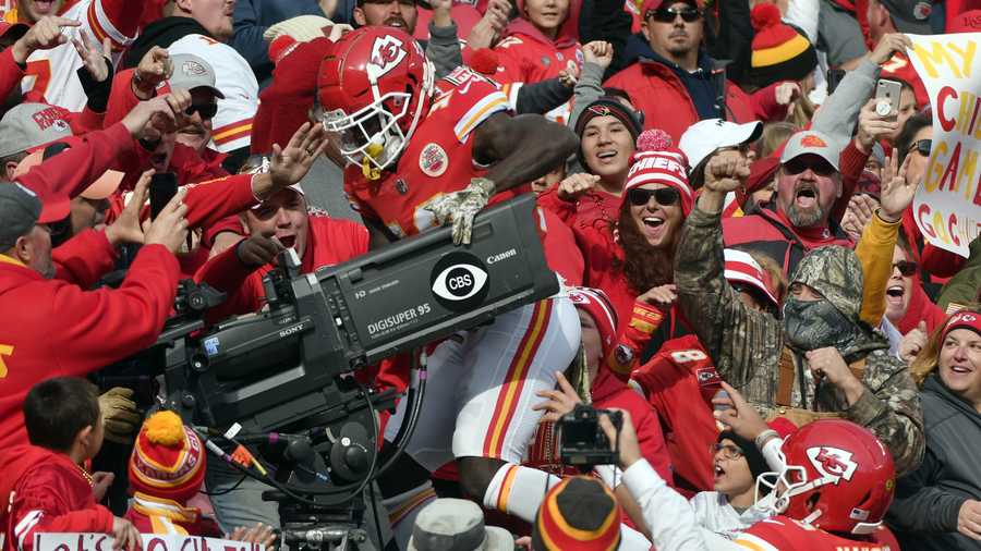 Mahomes throws 2 TD passes as Chiefs beat Cardinals 26-14