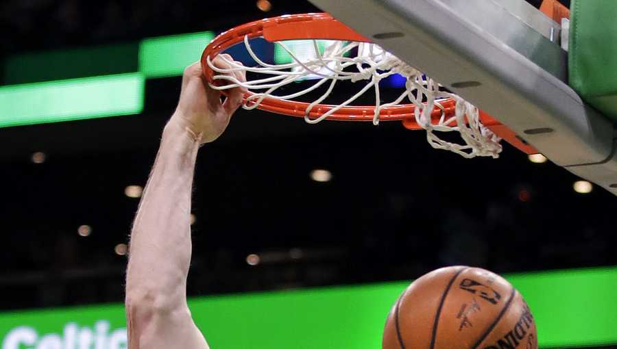 Celtics fall to streaking Suns, lose Baynes to injury