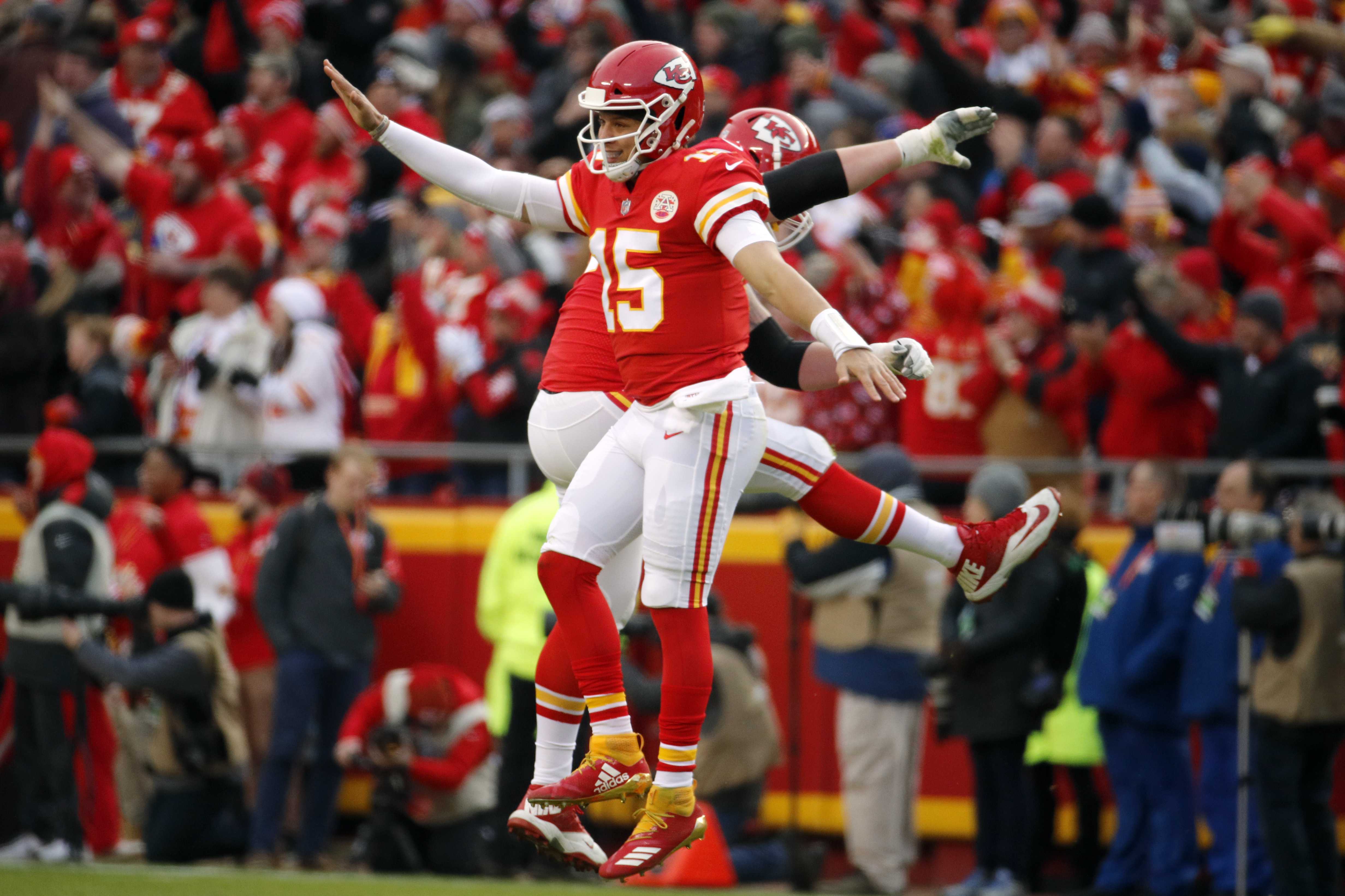 Chiefs Romp Past Raiders 35-3 To Clinch AFC West, No. 1 Seed