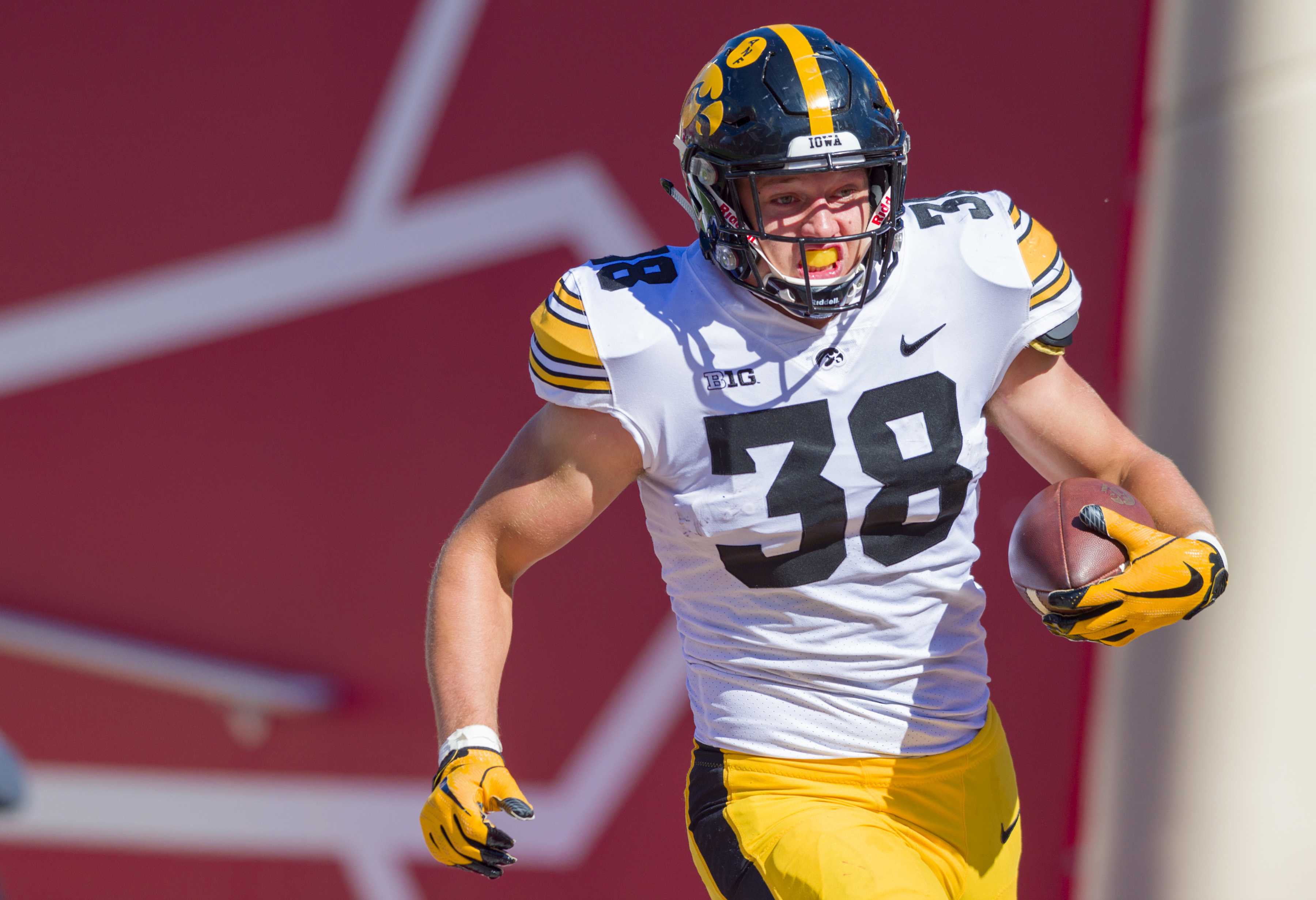 Detroit Lions take T.J. Hockenson in Round 1 of NFL draft