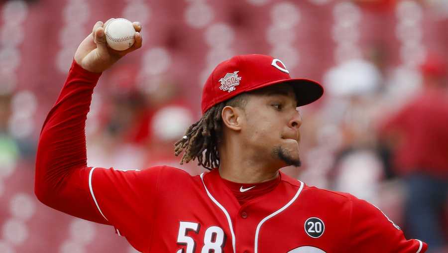 Castillo rebounds as Reds beat Padres 4-2 to win series