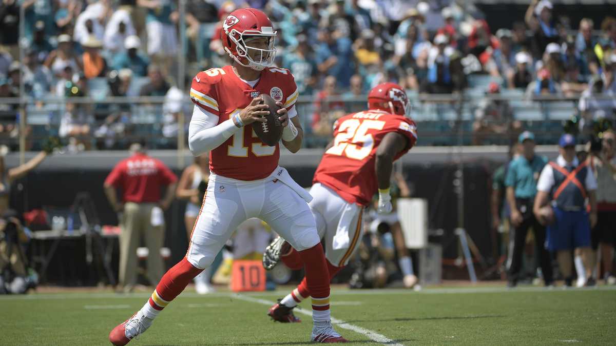 Chiefs lose Hill, handle Jags 40-26; Foles breaks clavicle