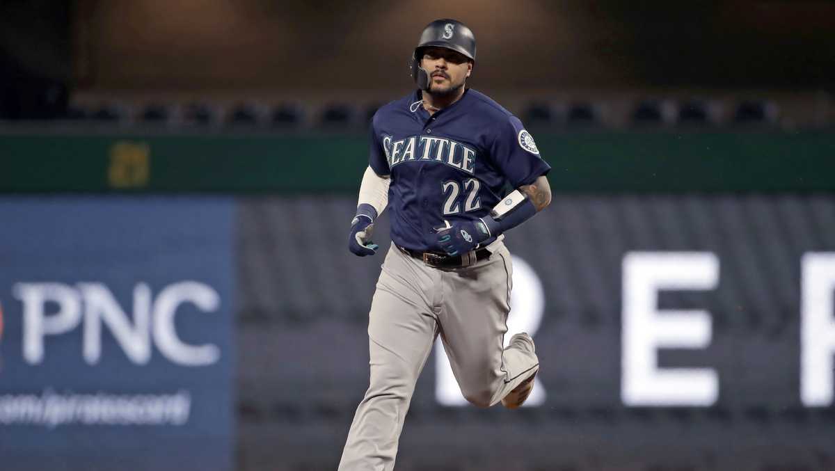 Brewers get new catcher from Mariners
