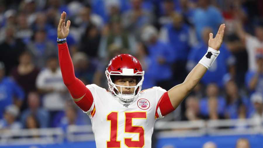 Chiefs score late, stay undefeated with 34-30 win over Lions