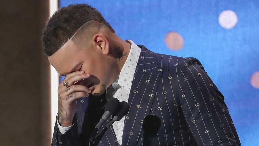 Kane Brown receives Artist of the Year Award at 2019 CMT Artists of the Year at Schermerhorn Symphony Center on Wednesday, Oct. 16, 2019, in Nashville, Tenn. (Photo by Al Wagner/Invision/AP)