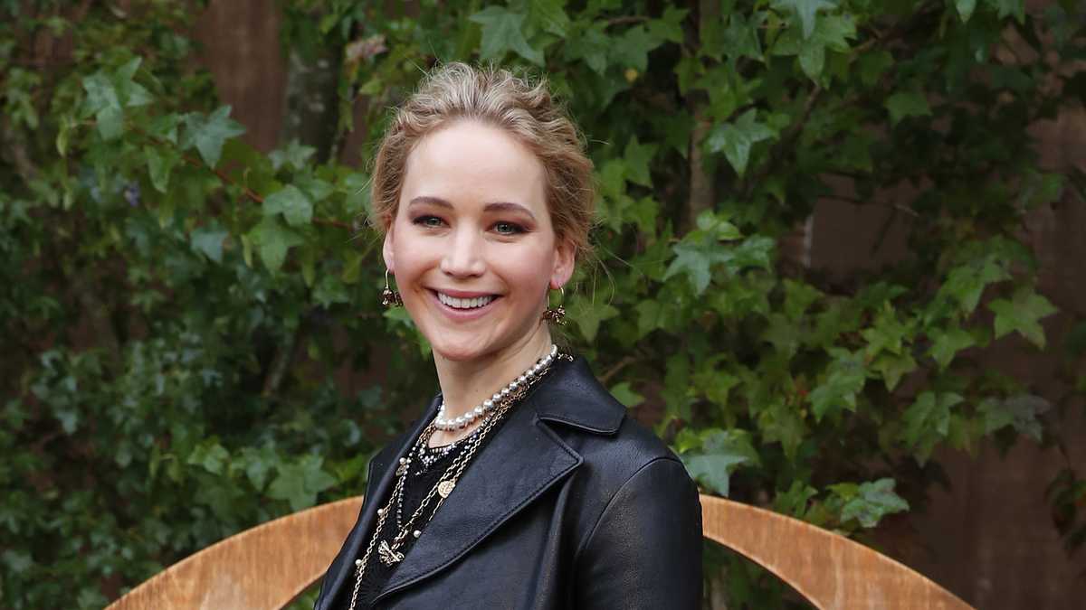 Actress Jennifer Lawrence joins Twitter, calls for charges in Breonna(02)