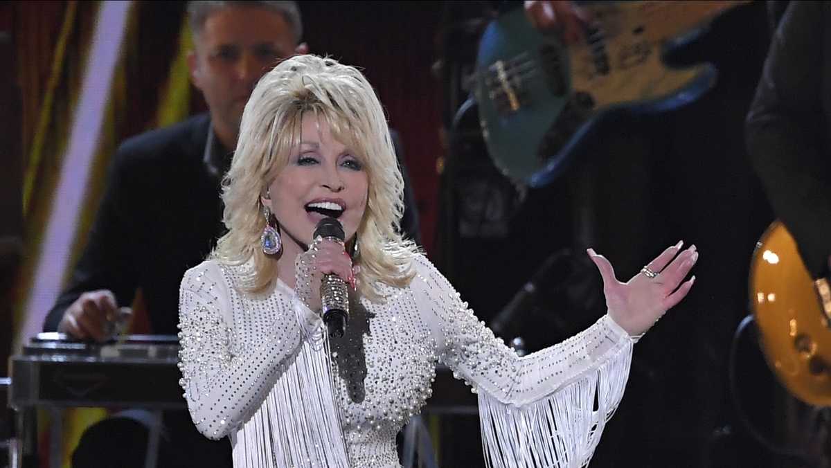 Dolly Parton brings free book program to southern Indiana