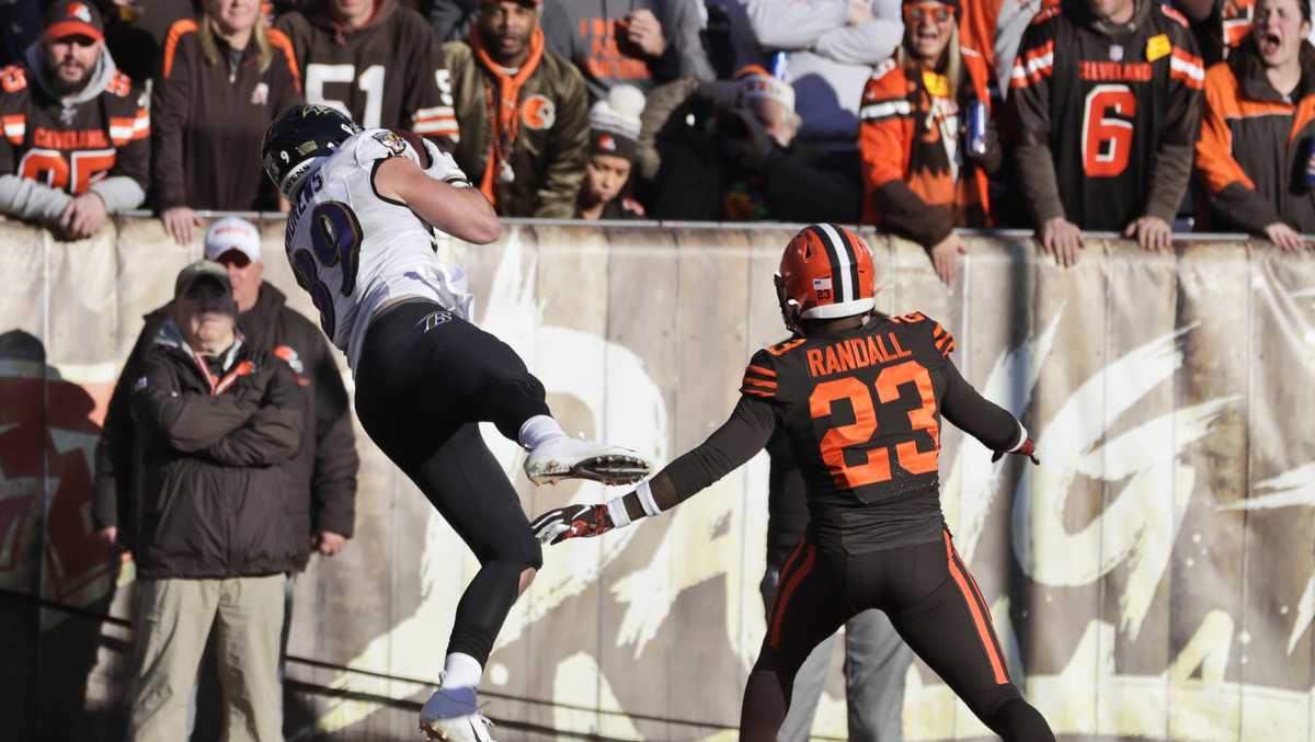 Lamar Jackson has 4 TDs as Ravens roll past Browns