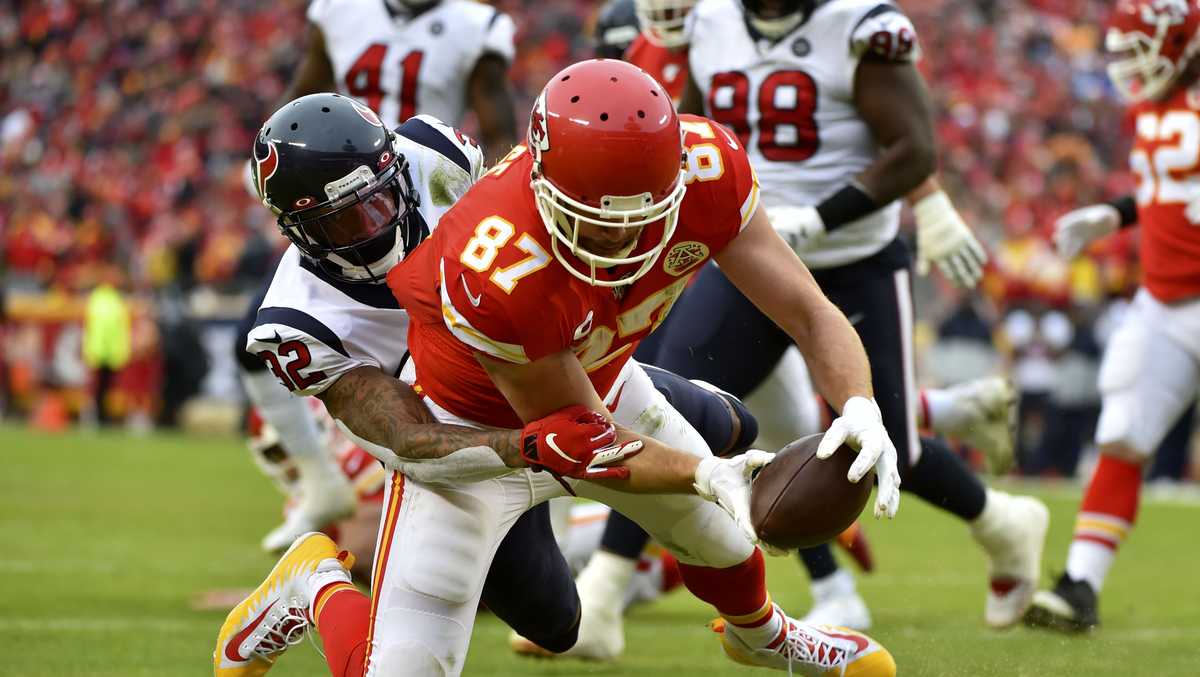 Chiefs rally from 24-0 hole to beat Texans 51-31 in playoffs