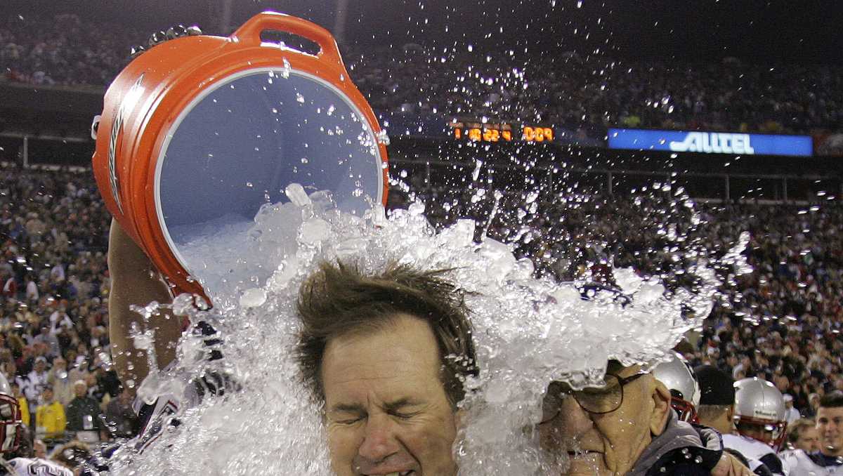 Deion Branch and Tom Brady of the World Champion New England Patriots  display the Lombardi Trophy after Superbowl XXXIX in Jacksonville, Florida  on February 6, 2005. (UPI Photo/John Angelillo Stock Photo - Alamy