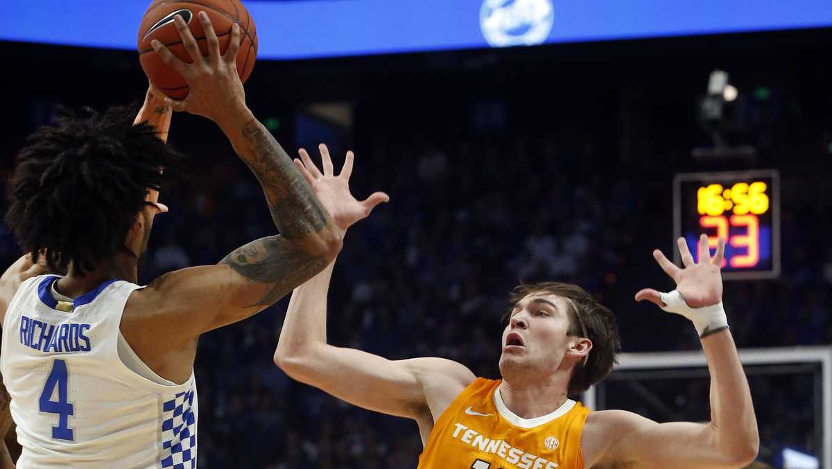 Fulkerson Scores 27 Tennessee Stuns No 6 Kentucky 81 73 