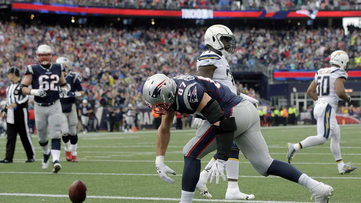 Los Angeles Chargers Travis Benjamin runs in for a touchdown