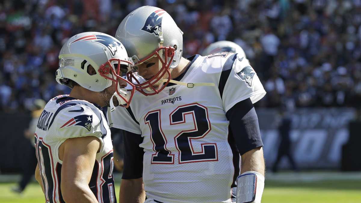 Brady picks apart Raiders in Mexico City win