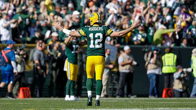 Aaron Rodgers tosses 5 TD passes, Packers beat Raiders 42-24 to go 6-1