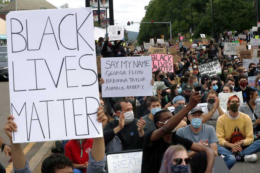 Photos: Thousands protest peacefully in Boston during police brutality ...