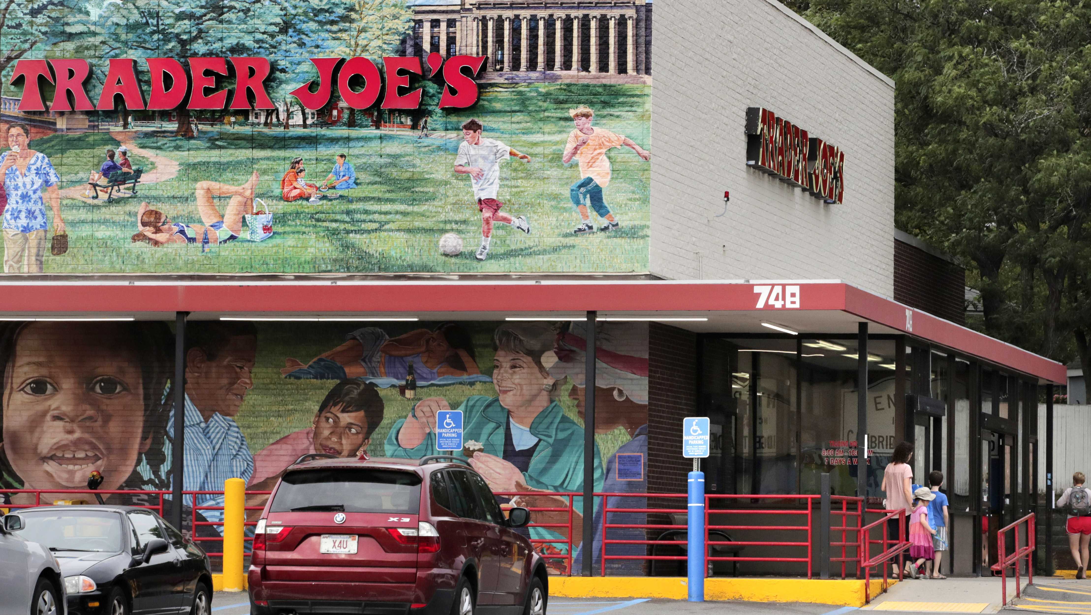Employees at Trader Joe's store vote to form chain's first union - Vimarsana News