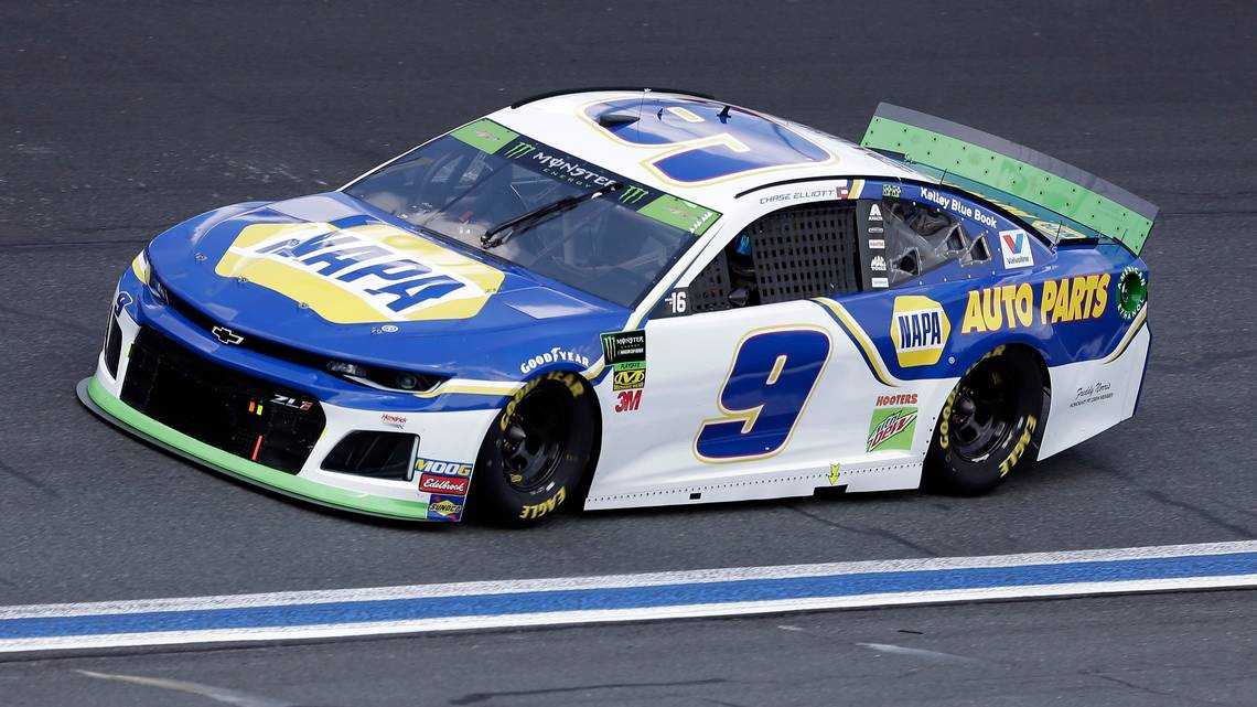 Elliott wins Charlotte playoff race