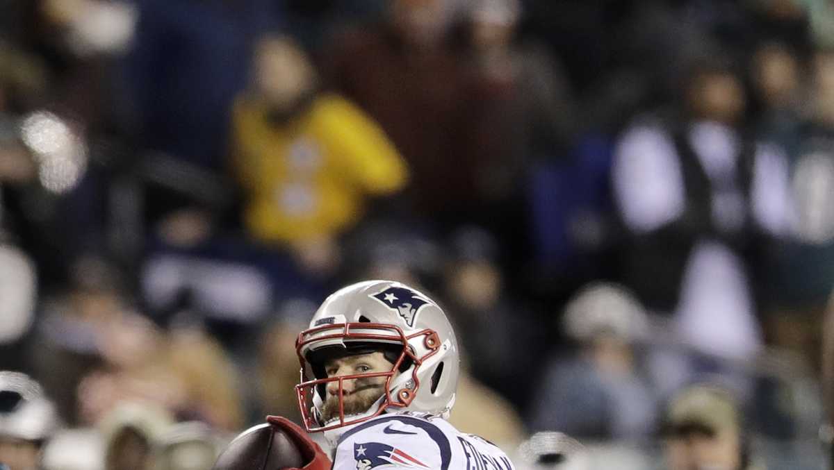 Edelman's TD pass leads Patriots over Eagles 17-10