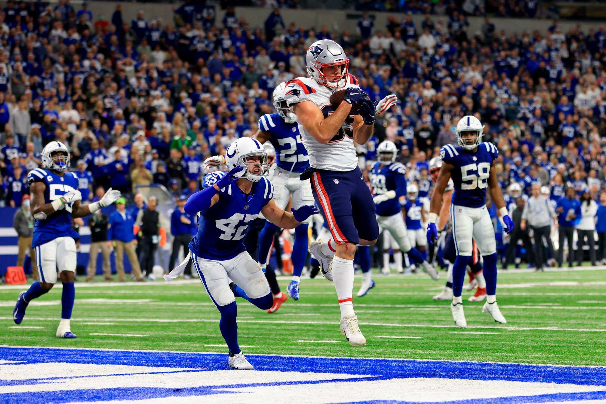 DeVonta Smith robbed the Salvation Army (no, not really) after big-time TD