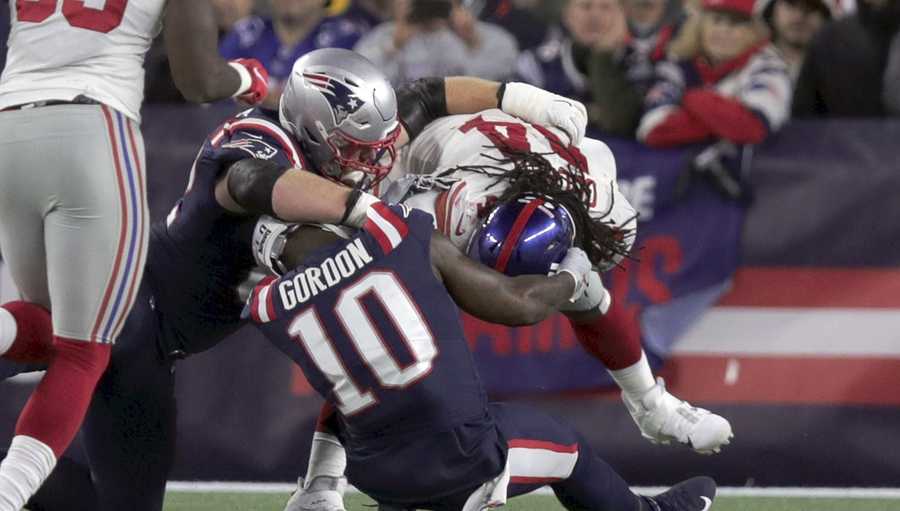 Patriots WR Josh Gordon leaves game after twisting knee