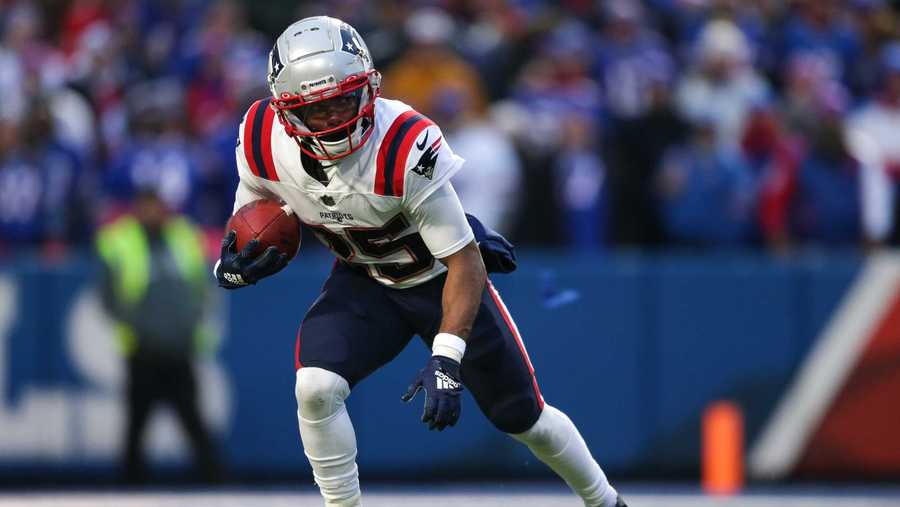 new england patriots cornerback marcus jones (25) returns a kickoff during the second half of an nfl football game against the buffalo bills on sunday, jan. 8, 2023, in orchard park, n.y. (ap photo/joshua bessex)