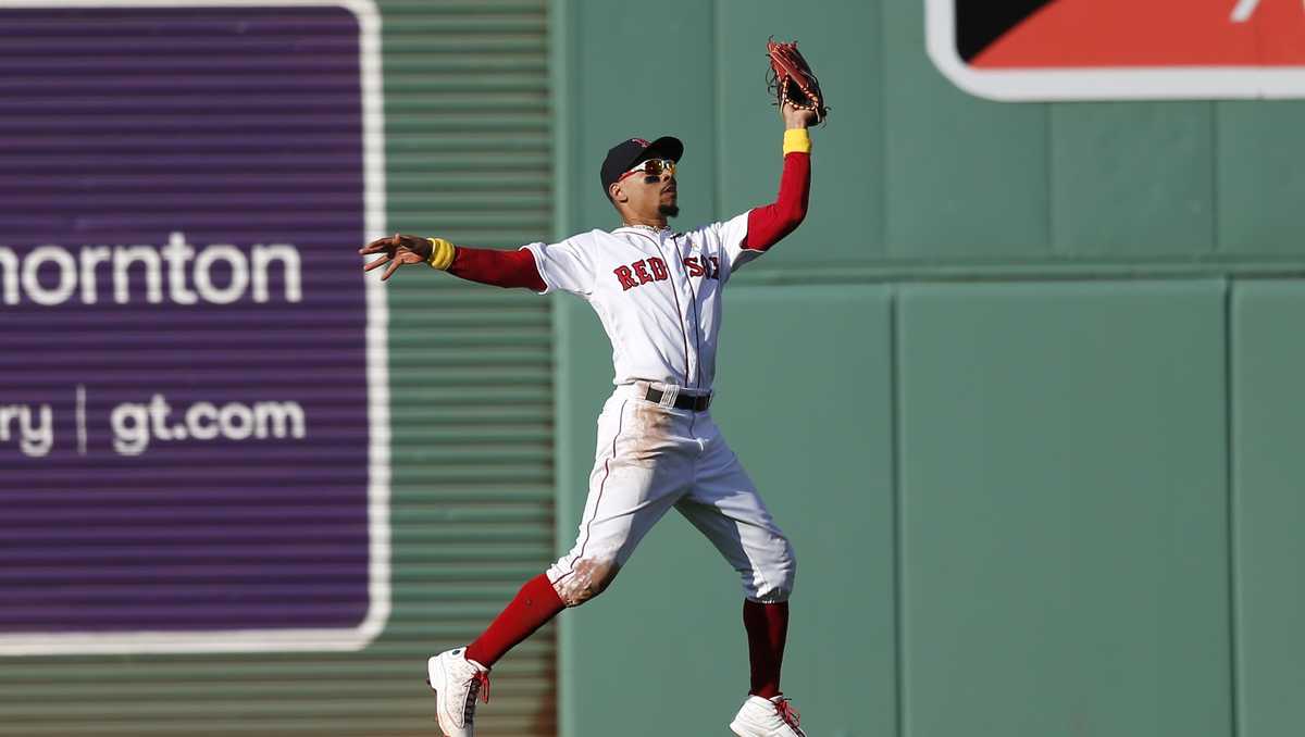 Former Red Sox star Mookie Betts wins fifth consecutive Gold Glove Award –  Blogging the Red Sox