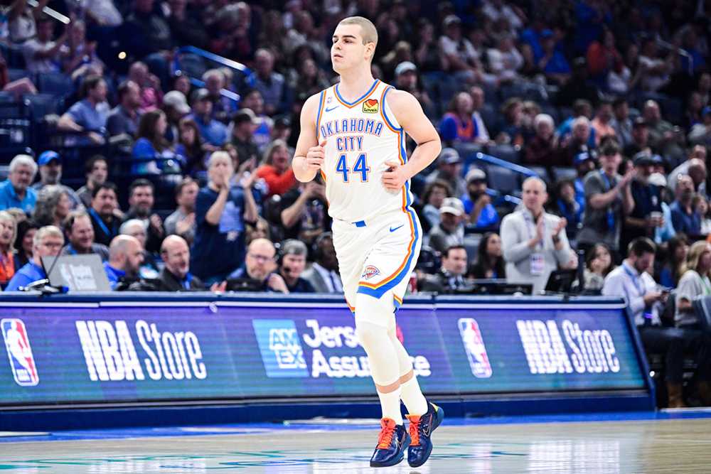 Nikola Topić enters Thunder game for first time since cancer diagnosis