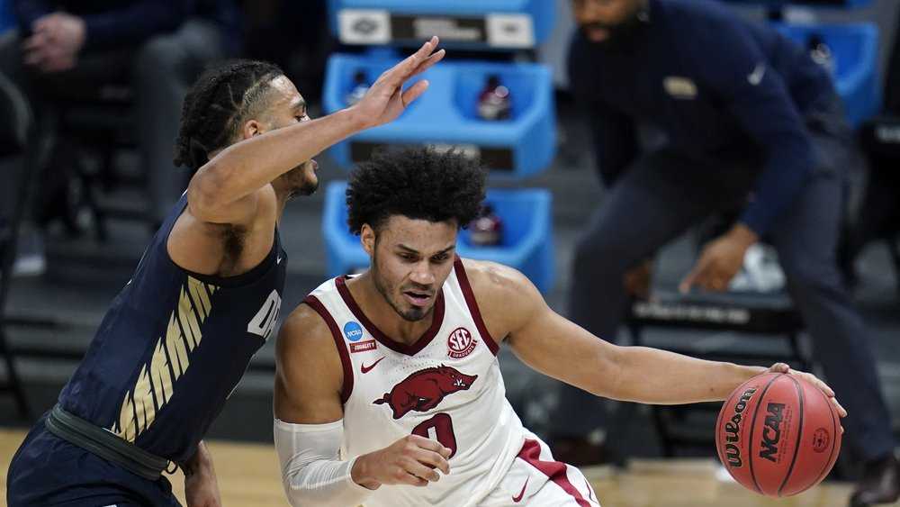 Davis’ jumper gives Arkansas 72-70 win over Oral Roberts