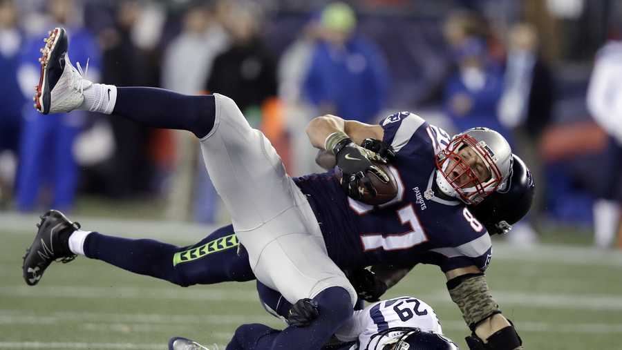 Patriots' Tom Brady practices without glove as Rob Gronkowski returns to  practice