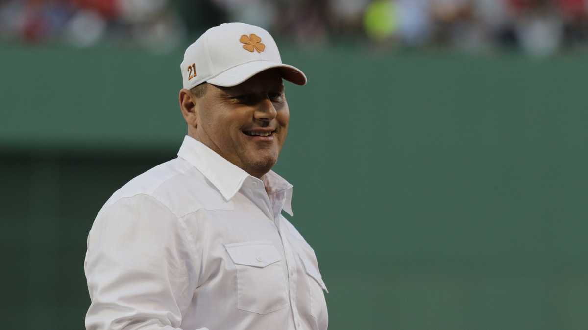 Clemens inducted into Red Sox Hall of Fame