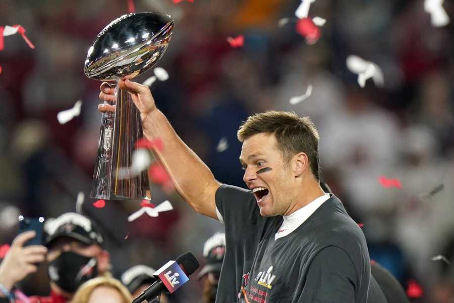 : Tampa Bay Buccaneers Tom Brady and Rob Gronkowski S.B. 55  Victory Celebration 8x10 Photo : Sports & Outdoors