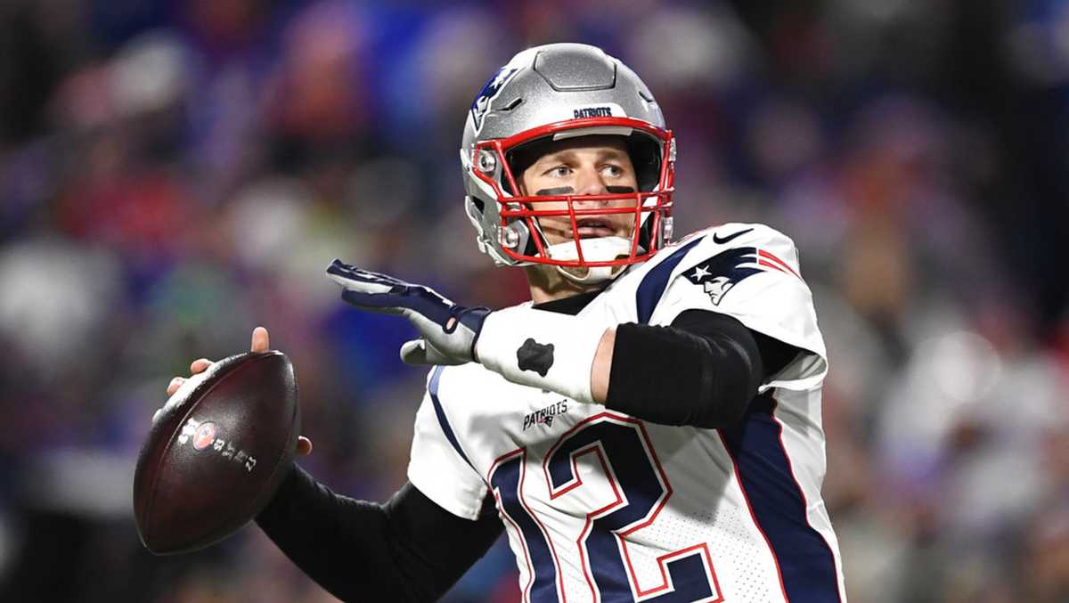 Report: Tom Brady misses Patriots practice with illness - Los Angeles Times