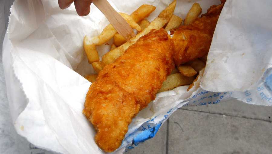 cod and chips is served up in a traditional fish and chip shop in london, friday, oct. 16, 2009. the eu commission wants cod catch quotas to be cut by twenty-five percent to save threatened fish in key areas, saying the prized fish is sliding toward commercial extinction in several historic atlantic fishing grounds.(ap photo/kirsty wigglesworth)