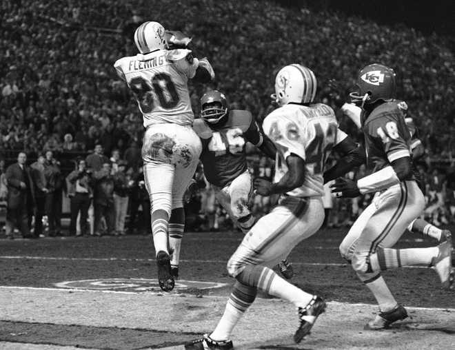 Miami&#x2019;s&#x20;Marv&#x20;Fleming&#x20;&#x28;80&#x29;&#x20;leaps&#x20;to&#x20;take&#x20;a&#x20;pass&#x20;from&#x20;Bob&#x20;Griese&#x20;for&#x20;a&#x20;first-down&#x20;gain&#x20;in&#x20;the&#x20;playoff&#x20;game&#x20;with&#x20;the&#x20;Kansas&#x20;City&#x20;Chiefs&#x20;in&#x20;Kansas&#x20;City,&#x20;Dec.&#x20;25,&#x20;1971.&#x20;Rushing&#x20;into&#x20;make&#x20;the&#x20;drop&#x20;is&#x20;Jim&#x20;Kearney&#x20;&#x28;46&#x29;.&#x20;Play&#x20;turned&#x20;out&#x20;to&#x20;be&#x20;a&#x20;touchdown.&#x20;The&#x20;Dolphins&#x20;beat&#x20;the&#x20;Kansas&#x20;City&#x20;Chiefs,&#x20;27-24&#x20;in&#x20;overtime.