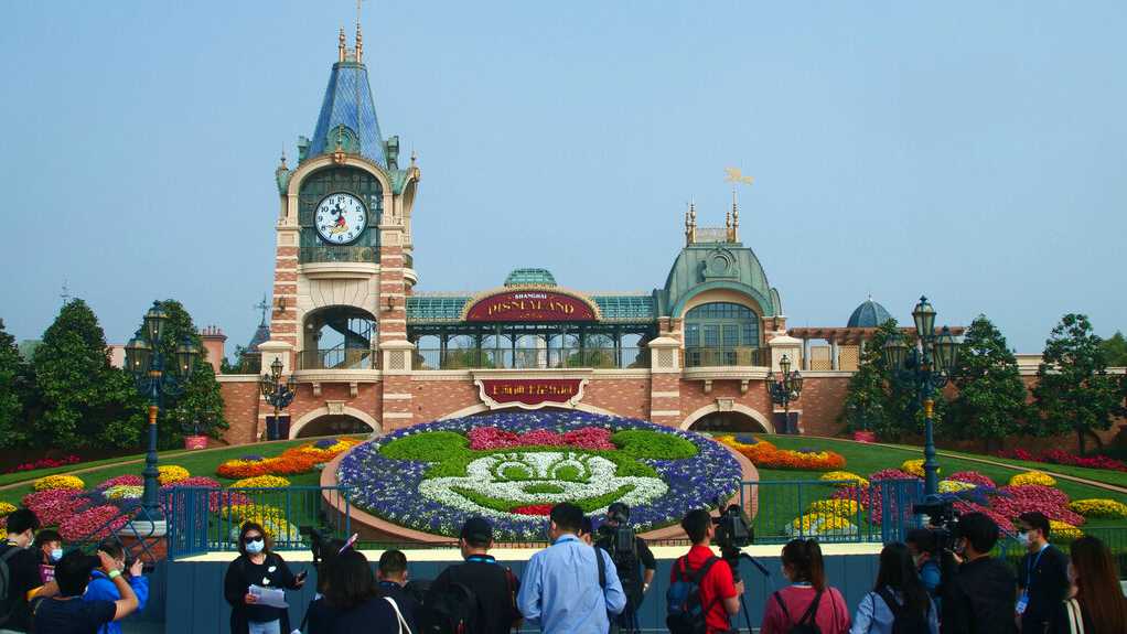 Shanghai Disneyland tests 33K, locks down for two days after 1 positive ...