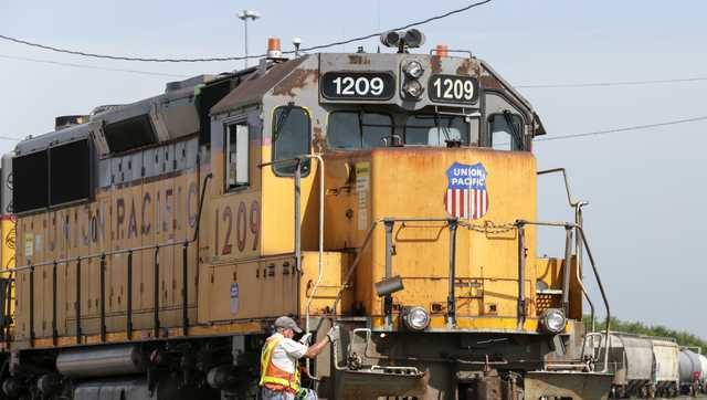 Union Pacific fights labor groups over COVID-19 vaccine mandate - Vimarsana News