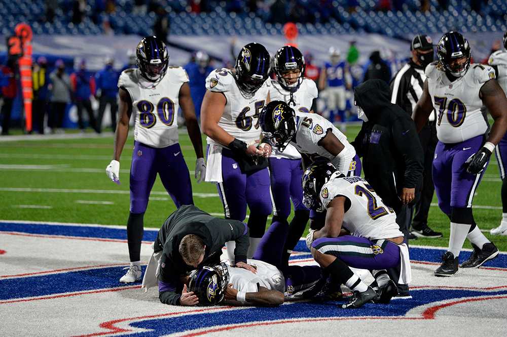 Baltimore Ravens' Lamar Jackson exits game vs. Bills, enters concussion  protocol 