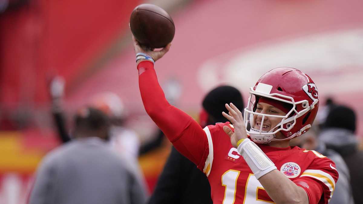 Kansas City Chiefs' fifth straight win preserves lead in jumbled